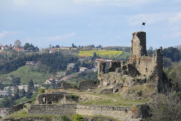 Ruines d'un château fort, proche de Vienne (Isère) (photo par Alain Pré)